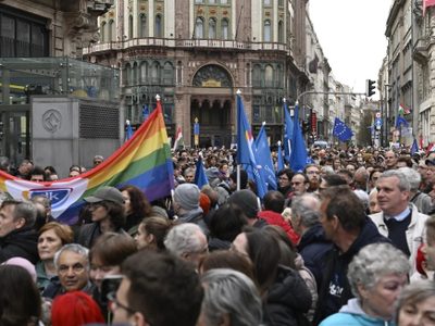 Protestan en Hungría por cuarta semana consecutiva contra ley que prohíbe eventos de orgullo gay