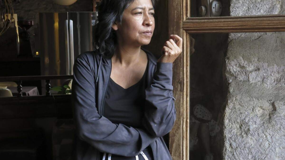 La directora Yolanda Cruz de la película "La Raya" posa para un retrato durante una entrevista en el Festival de Cine de Morelia el 21 de octubre de 2024, en Morelia, México