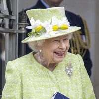 Diamantes amarillos: la reina Isabel II reapareció, pero un detalle se robó la atención