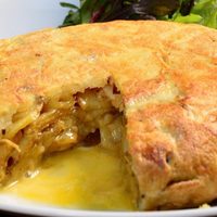 Reutiliza el pollo que te sobró y hacete esta tremenda tortilla de papa rallada que es un 10