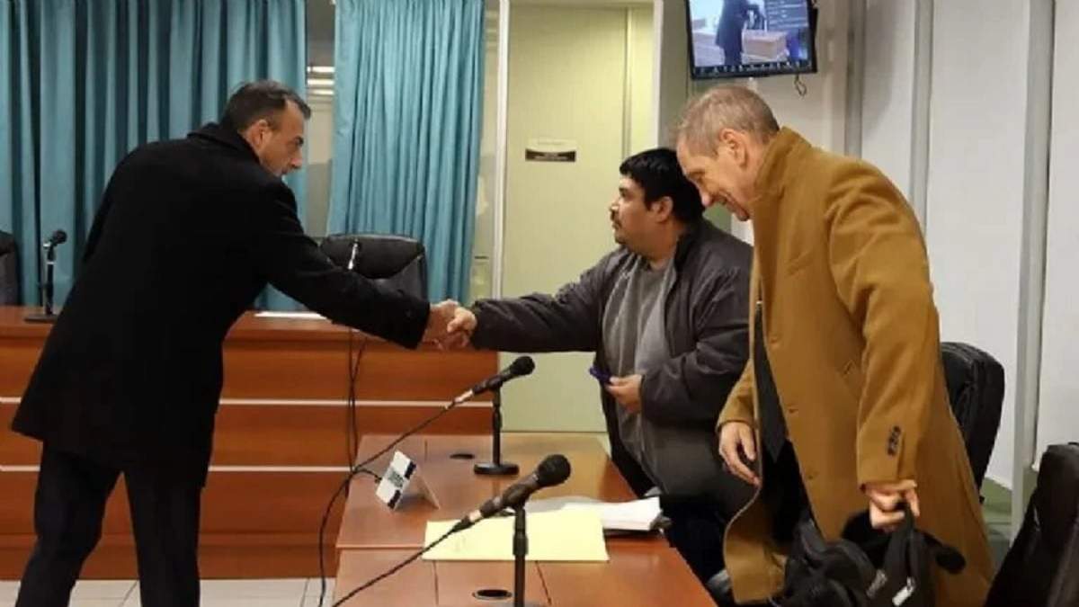 El fiscal Mauricio Zabala estrecha la mano al falso abogado, Martín Alexis Lino. Fuente (Claudio Espinoza)