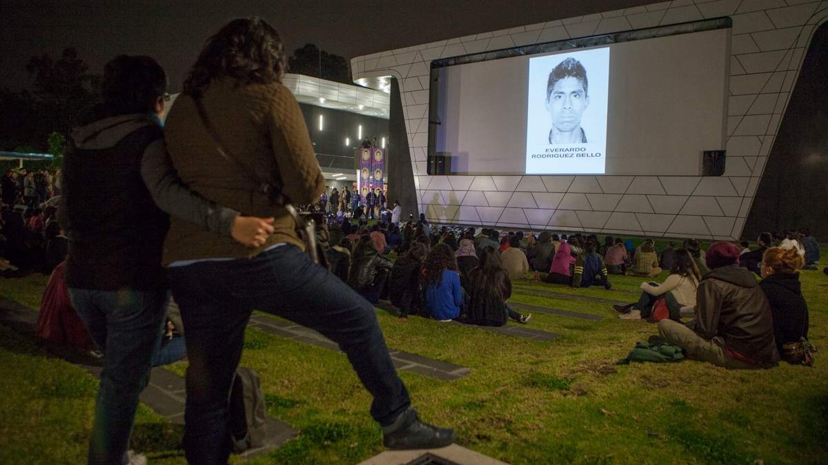 Integrantes de la Comunidad Cinematográfica con Ayotzinapa proyectaron en la Cineteca Nacional varios minidocumentales sobre la desaparición de los 43 normalistas. 2014