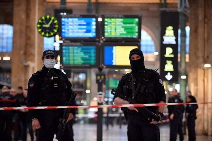 Agentes custodian la estación de tren de Gare du Nord, en París, tras registrarse un ataque que dejó seis heridos