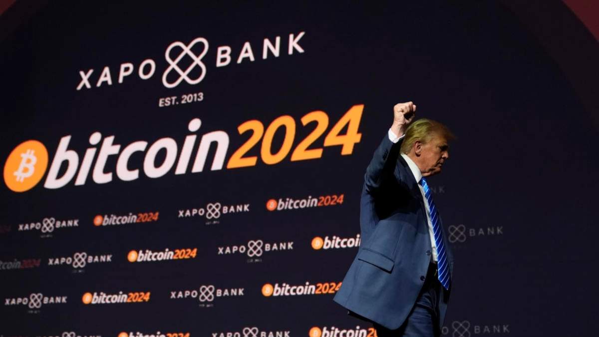 El candidato republicano a la presidencia de EU, el expresidente Donald Trump, se marcha después de hablar en la conferencia Bitcoin 2024