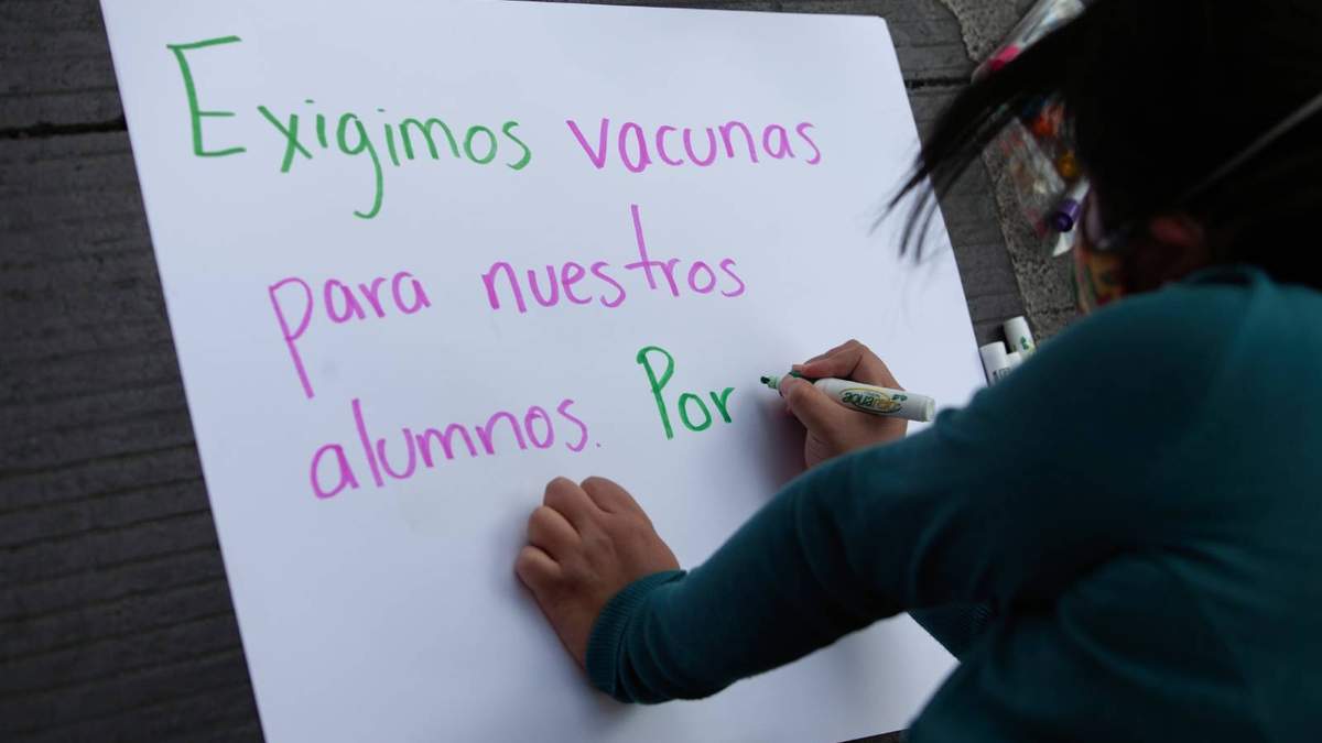Protesta del Movimiento Nacional por un Regreso Seguro a Clases para exigir que se vacune a alumnos, el 20 de enero en la CDMX