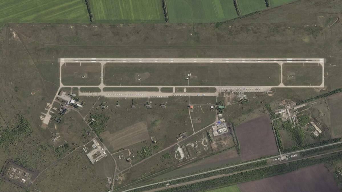Esta imagen satelital, tomada por Planet Labs PBC, muestra la base aérea de Borisoglebsk, en Rusia, tras un ataque de drones ucranianos