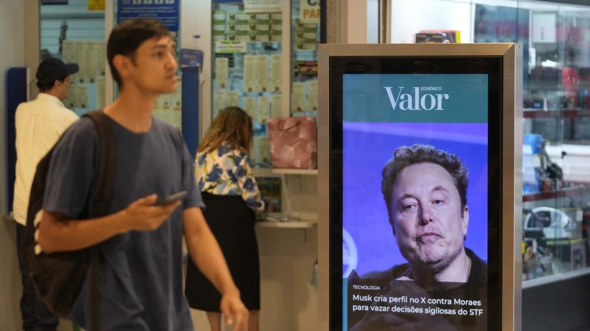 Un anuncio muestra una foto de Elon Musk en un centro comercial de Brasilia