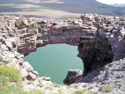 El mágico Puente de Piedra que enamora a los turistas en un lago paradisíaco de Neuquén: cómo llegar