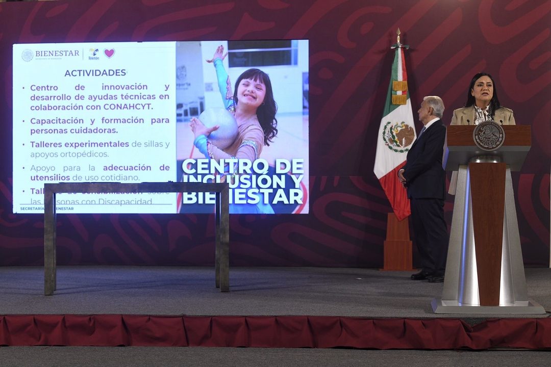 La secretaria de Bienestar, Ariadna Montiel, presenta el centro de inclusión y bienestar en la mañanera del 20 de octubre de 2023. Foto Octavio Gómez