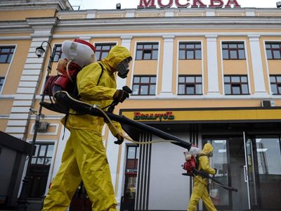 Moscú cierra todos los servicios no esenciales por la violenta ola de la pandemia: nuevos récords