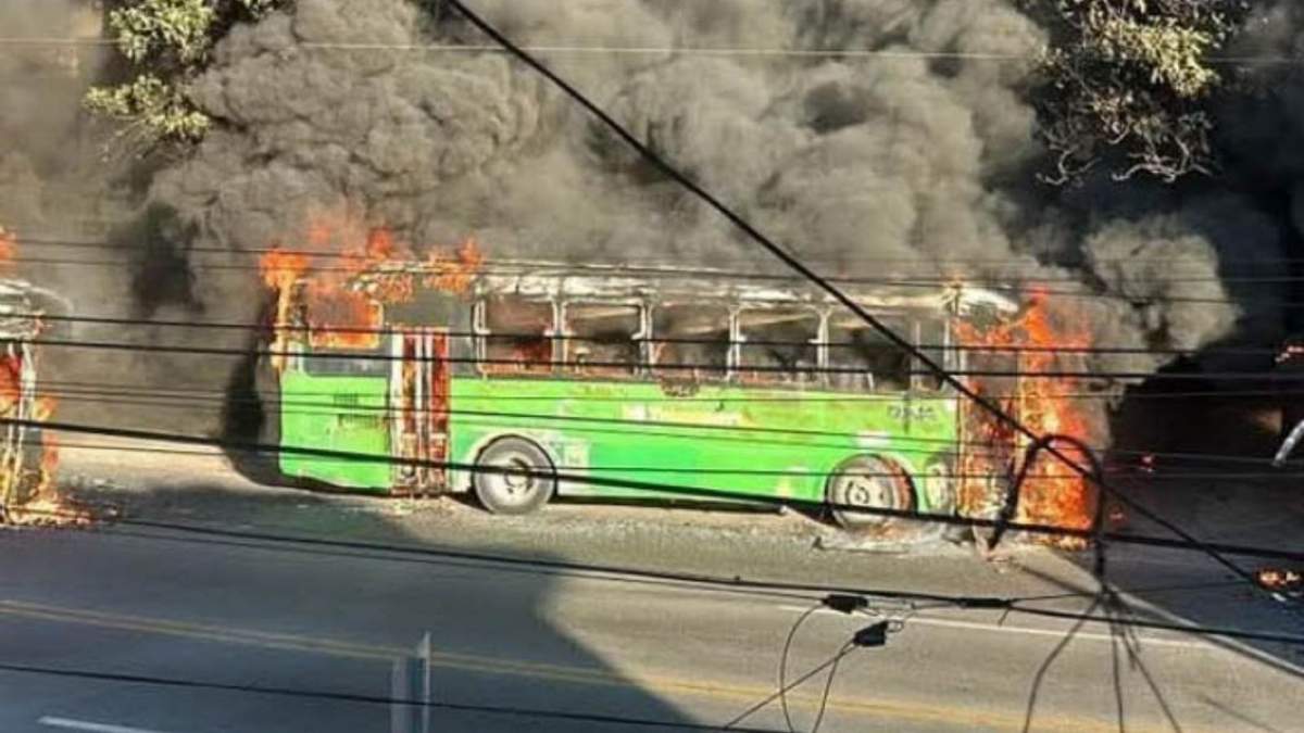 Quema de vehículos y camiones del transporte público fueron perpetrados por hombres armados en varios puntos de Guadalajara
