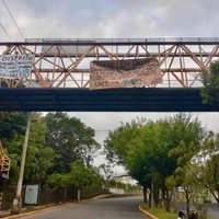 Con corona de flores en oficina y narcomantas amenazan a fiscal de Xalapa