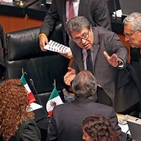 Los jaloneos de Monreal para controlar la bancada morenista