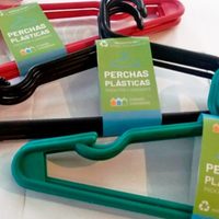 Con una percha de ropa plástica vieja o rota, mirá cómo crear este portarollo de papel de cocina