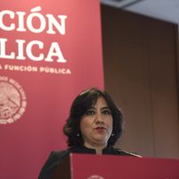 Irma Eréndira Sandoval firma su último acuerdo como titular de la SFP