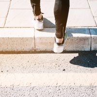 ¿Evitás pisar las líneas de la vereda? La psicológica explica por qué