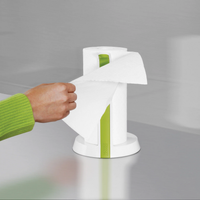 Con solo 1 rollo de papel de cocina: mirá este trucazo para colocar la bolsa de basura en el tacho