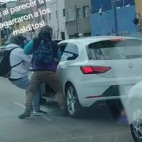 Automovilista forcejea con asaltantes en Circuito Interior; fueron detenidos (Videos)