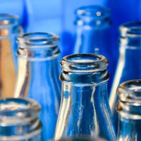 No tires las botellas de vidrio usadas y convertilas en este objeto ideal para realzar tu hogar