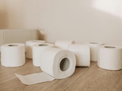 Olvidate de comprar luces: hacé esta guirnalda DIY para el balcón con rollos de papel higiénico y reciclá con estilo