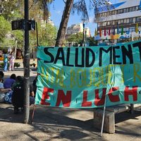 Trabajadores de salud se manifestaron en el centro neuquino y marcharon a casa de gobierno en busca de una recomposición salarial