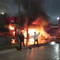 Incendian un Oxxo en León; una empleada habría resultado quemada (Video)