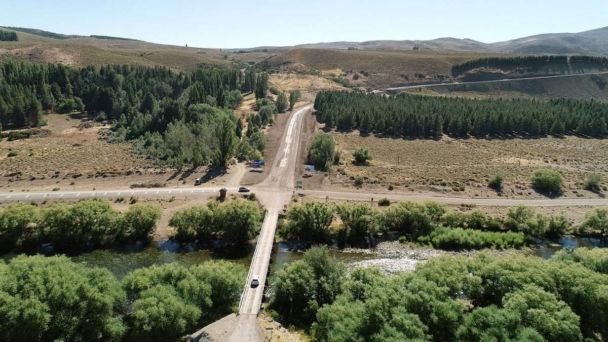 Las mejoras en la Ruta Provincial 23 facilitarán la conectividad de Villa Pehuenia con Chile. Fuente: (Twitter)