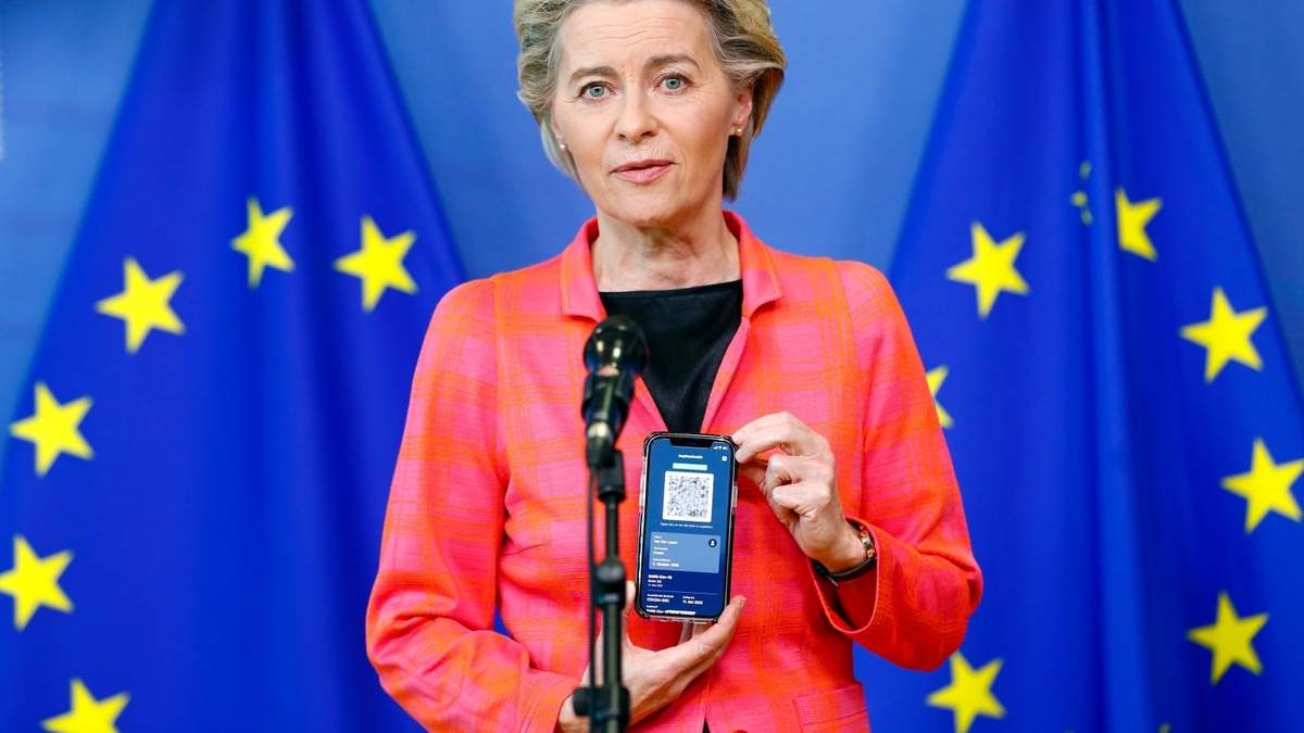 La presidenta de Comisión Europea, Ursula von der Leyen, muestra el Certificado Covid Digital en su teléfono