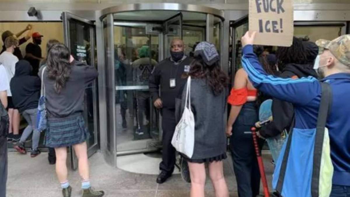 Protesta en NY ante la oficina de la ICE por las esterilizaciones a mujeres en Georgia