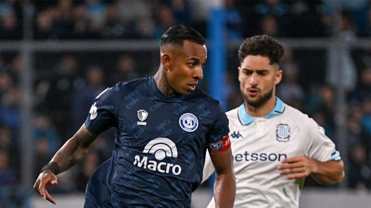 Sebastián Villa con el balón.