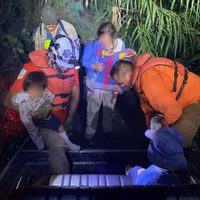 Rescatan a Familia guatemalteca que quedó atrapada en maleza del Río Bravo
