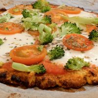 Olvidate de las harinas con esta pizza con base de vegetales más rápida y fácil que la tradicional