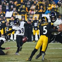 Rodgers y Steelers ganan la AFC Norte al vencer 26-24 a Ravens tras falla de Loop