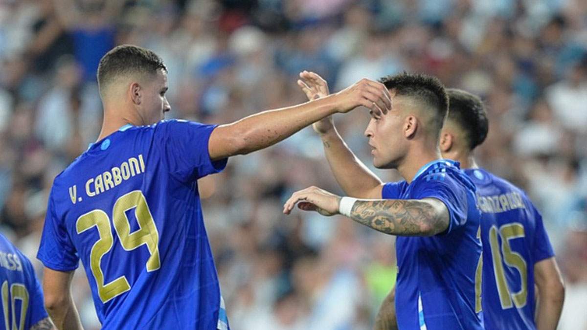 Valentín Carboni ya debutó en la mayor con Argentina. Podría llegar a Racing