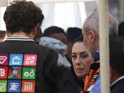 Tres horas después, Sheinbaum llega al sitio del choque en la Línea 3 del Metro