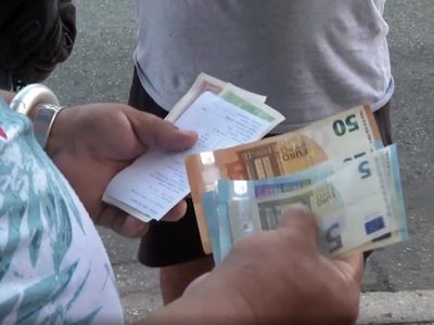 Cubanos salen a comprar dólares tras permiso de gobierno