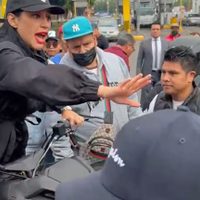 A gritos y empujones, impiden el acceso de Sandra Cuevas a la Central de Abasto (Videos)