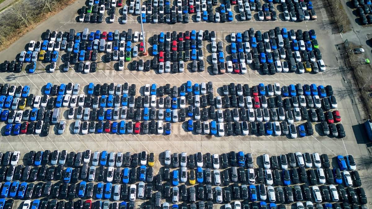 Automóviles Opel aparcados en el terreno de la fábrica de autos de Opel en Ruesselsheim, cerca de Fráncfort, Alemania, el jueves 27 de marzo de 2025