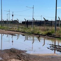 Vecinos en alerta: peligro de socavón por una pérdida de agua masiva