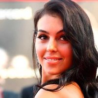 ¡El tajo hasta el ombligo! Georgina Rodríguez no puede caminar tranquila con esta prenda