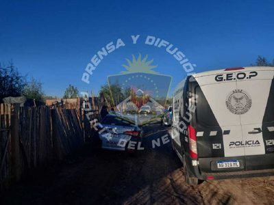 Hicieron 3 allanamientos en una toma de El Chañar: hubo detenidos, armas y droga secuestrada