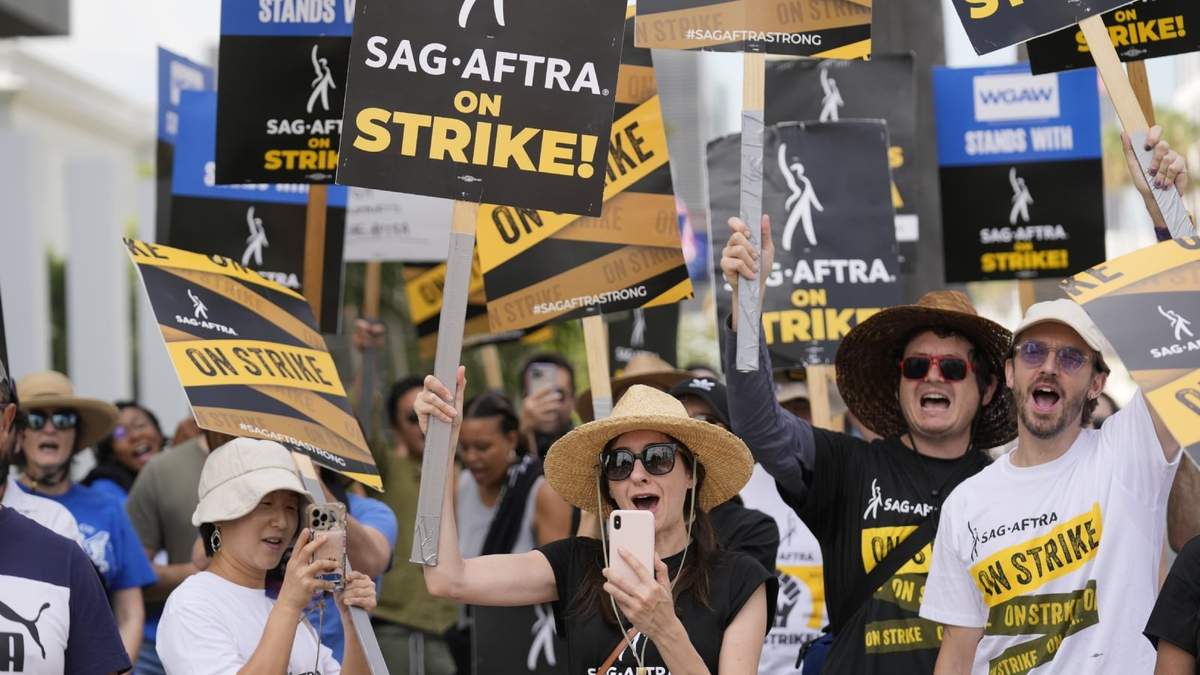Trabajadores en huelga se manifiestan frente a Netflix