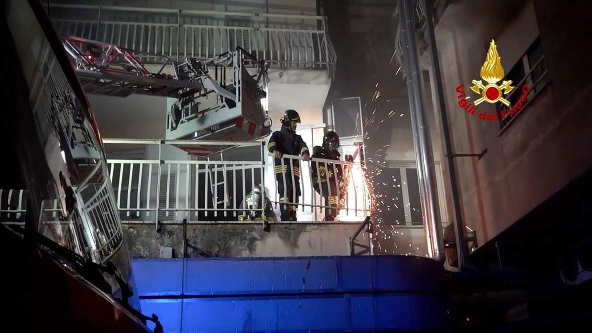 Bomberos italianos trabajan en un balcón del edificio del hospital San Juan Evangelista tras un incendio, en Tívoli, Italia