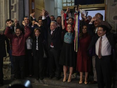 Tras recibir el bastón de mando, Sheinbaum promete “cuidar el legado” de AMLO
