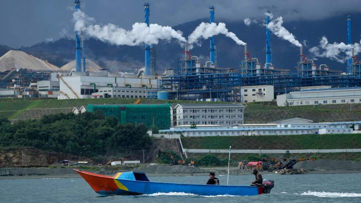 Un barco pasa junto a una planta de procesamiento de níquel en el parque industrial Weda Bay en Halmahera Central, en la provincia de Maluku del Norte, Indonesia