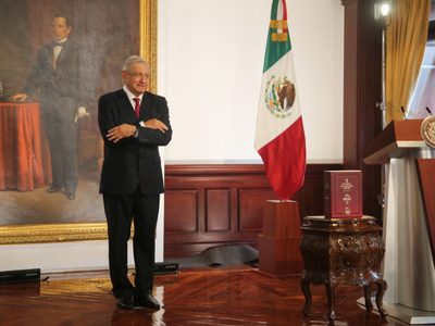 AMLO presume récord de remesas como logro de la 4T y le llueven críticas