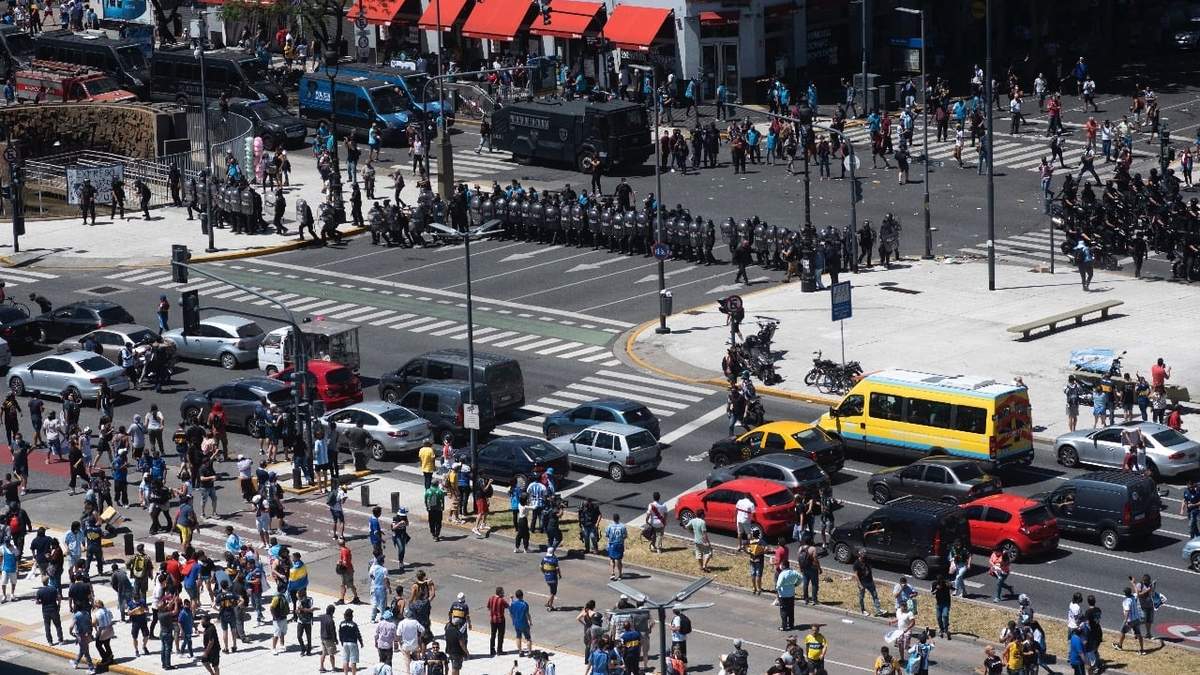 Policías bloquean el acceso a aficionados que esperaban llegar a la despedida del astro argentino