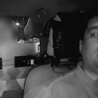 Una mujer amenaza a un conductor de Uber con una navaja (Video)