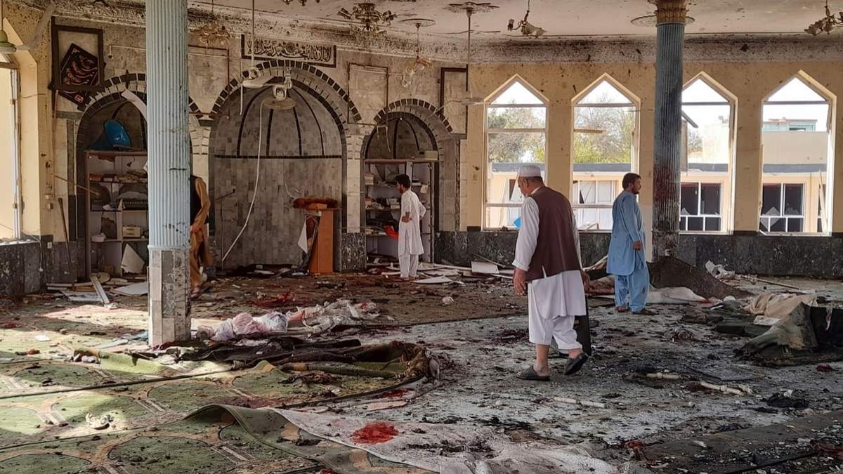 La gente inspecciona el interior de una mezquita tras un atentado en la provincia de Kunduz, en el norte de Afganistán