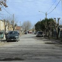 Vecinos de Confluencia reclaman porque nunca le asfaltaron las calles